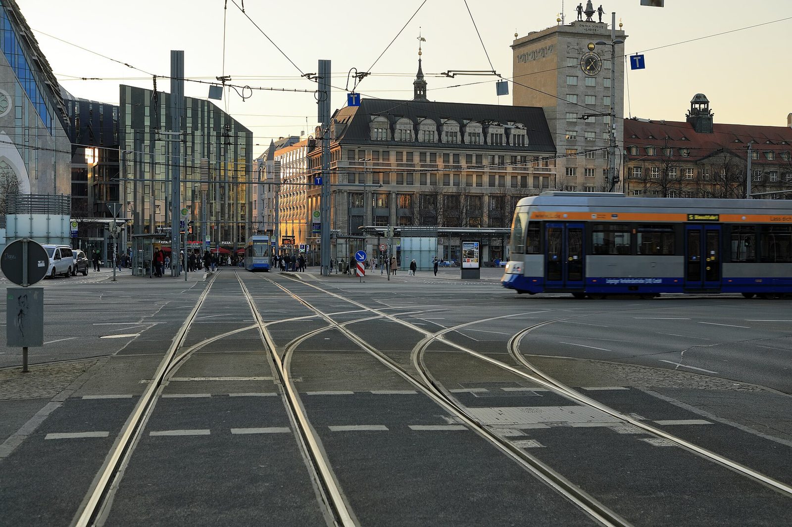 Augustusplatz in Leipzig mit historischer und moderner Bebauung